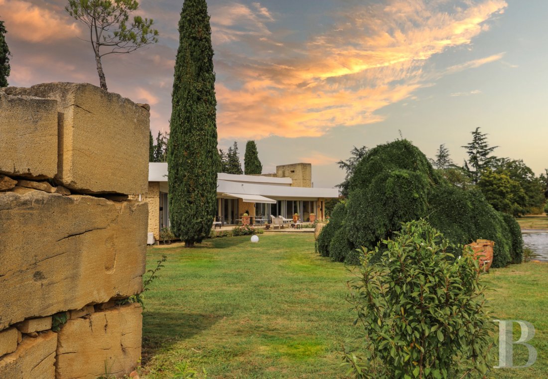 Proche de Nîmes et au cœur d’un domaine arboricole une villa conçue et réalisée par un architecte moderniste  - photo  n°37